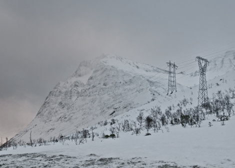 Bilde av kraftlinjer i fjellet.