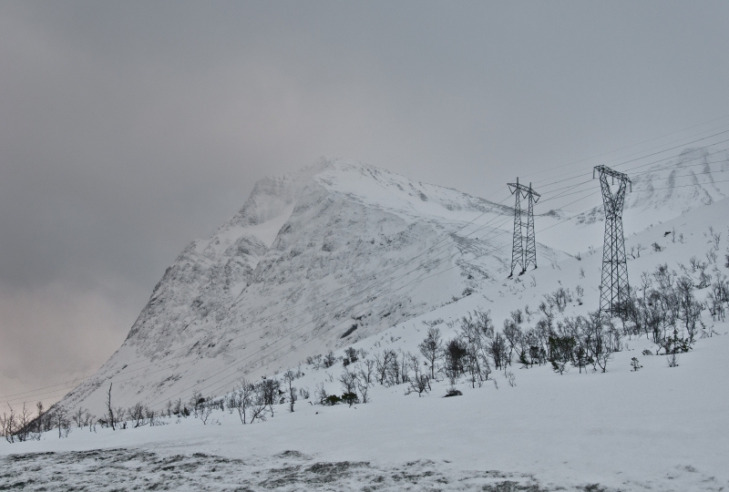 Bilde av kraftlinjer i fjellet.